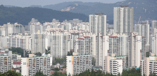 저금리 기조가 장기화하면서 갈곳을 잃은 시중의 부동자금이 전국의 아파트로 몰리고 있다. 사진은 서울의 한 아파트 일대.  <연합뉴스>